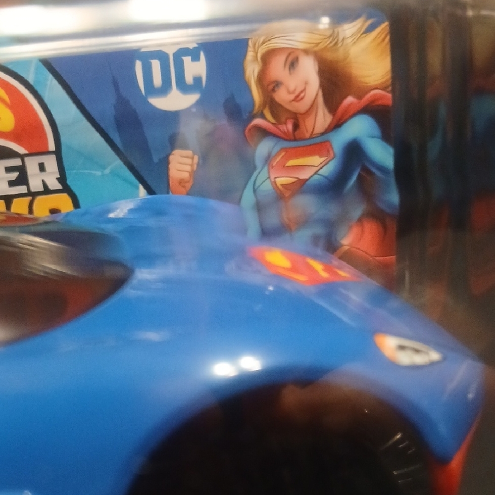 Supergirl Hot Wheels Monster Truck - 2024.  1/24